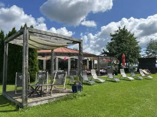 Liegesessel und Sonnenschutz bei der Strandbar
