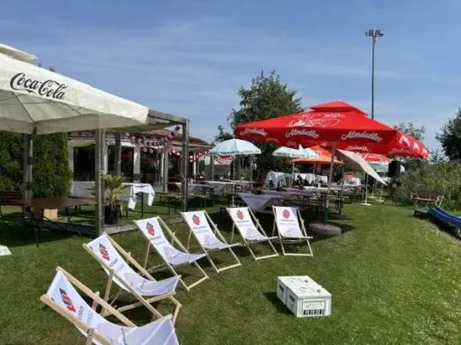 Liegesessel bei der Strandbar
