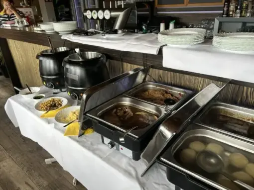 Buffet mit Knödel und Saucenfleisch