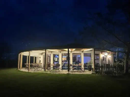 beleuchtete Strandbar Friedrich bei Nacht