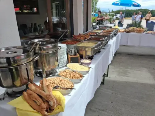 umfangreiches Buffet mit diversen Beilagen