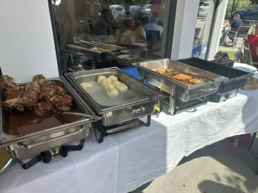 Buffet mit Knödel und Sauce und Fleisch